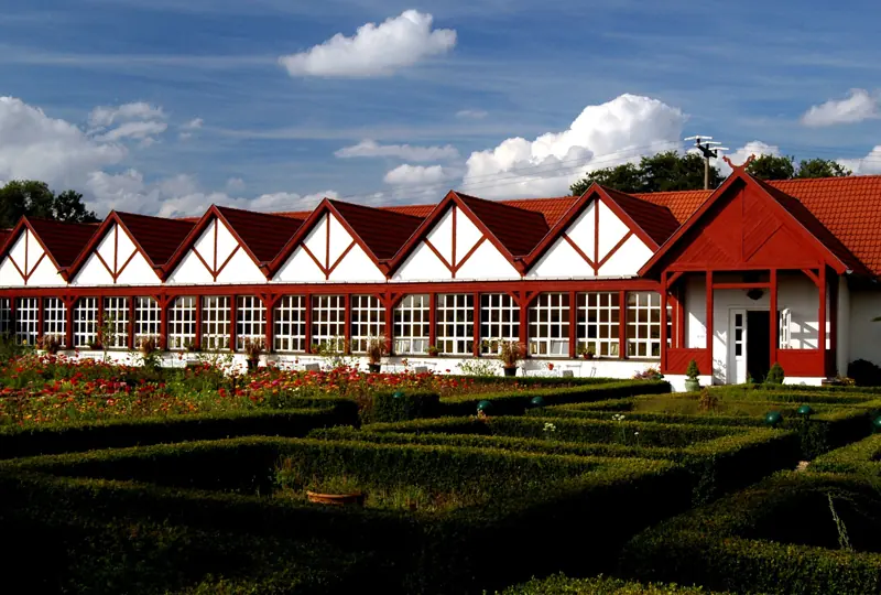 Hotelanlage mit roten Giebeln und Gartenanlage