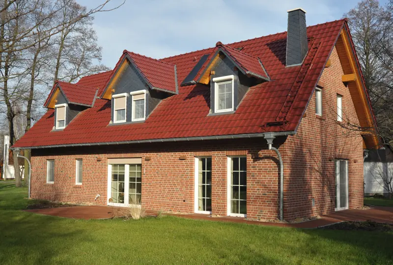 Wohnhaus mit roter Klinkerfassade und Gauben