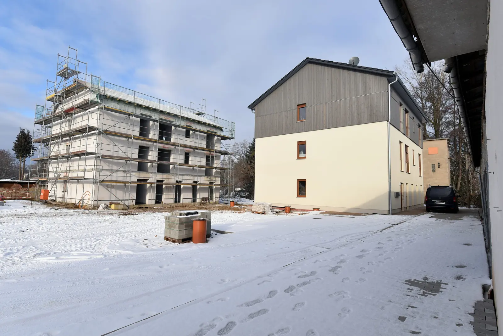 Haus 3 an der Spree fertiggestellt, daneben Haus 2 im Rohbau (Januar 2026)